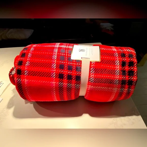 NWT Victoria’s Secret plush Red Plaid throw/Blanket. 50”x 60”. - Picture 2 of 7